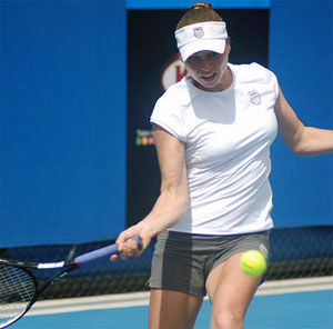 Zvonareva reaches first Grand Slam semi with win over Bartoli