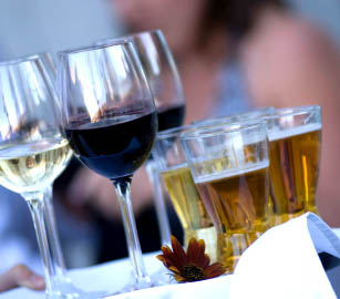 Wine, beer drinkers prefer glass bottles to cans, boxes