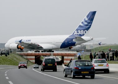 German report: Airbus to extend A380 to carry 1,000 passengers 