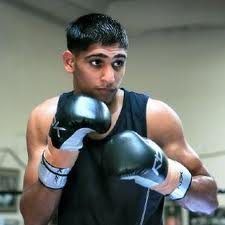 UK Muslim boxer Amir Khan ready to take on Floyd Mayweather