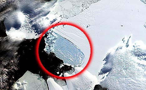 Researchers spot huge split in Antartic ice shelf 