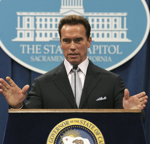 Schwarzenegger cuts 22,000 jobs to tackle cash crisis 