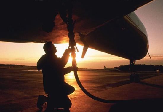 Oil companies cut jet fuel prices by 3 per cent, reports
