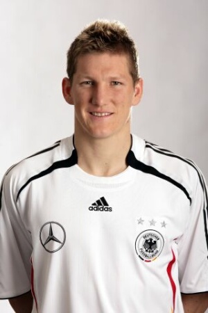 Munich   Germany midfielder Bastian Schweinsteiger has renewed his