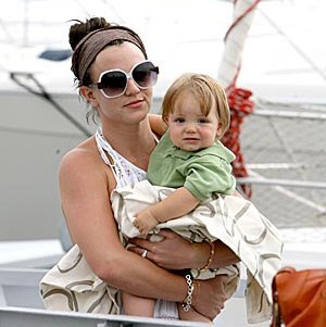  Britney rides a carousel with her sons at London Zoo