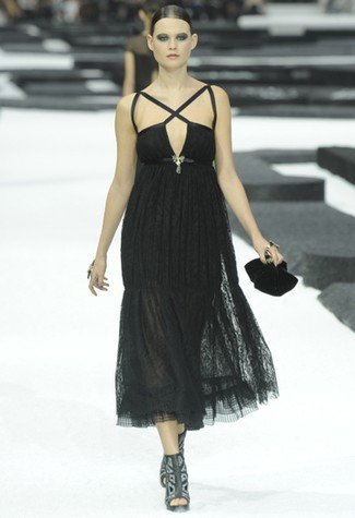 Givenchi’s Extreme Art And Chanel’s Casual Collection At Spring Summer 2011 Haute Couture