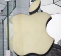 Apple exec dismisses ‘cheaper iPhone’ reports 
