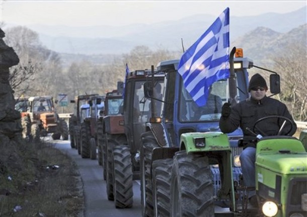EXTRA: Crete farmers abandon protest at Greece's main port 