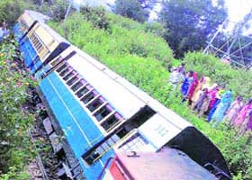  15 killed, 100 injured as train derails in India