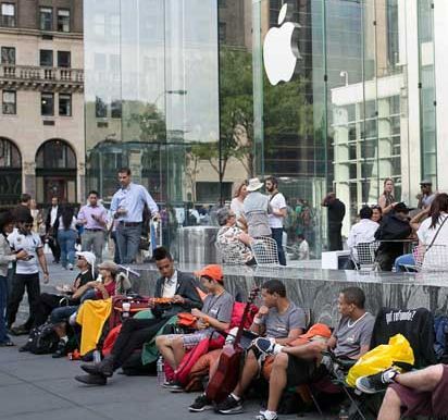 'Occupy' activists use iPhone 5 line as platform for protest