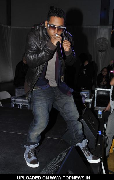 Bobby V at 1st Annual "Gifts of Joy" Holiday Toy Drive and Benefit Concert 2010-12-23 Bobby V at 1st Annual "Gifts of Joy" Holiday Toy Drive and Benefit Concert 2010-12-23