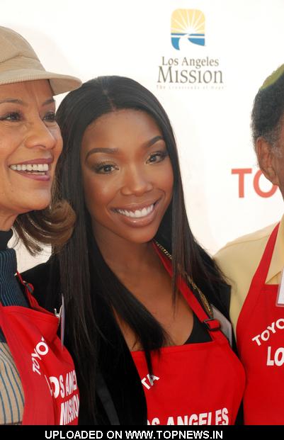 Brandy Norwood at 2010 Christmas Eve at the Los Angeles Mission 2010-12-24 Brandy Norwood at 2010 Christmas Eve at the Los Angeles Mission 2010-12-24