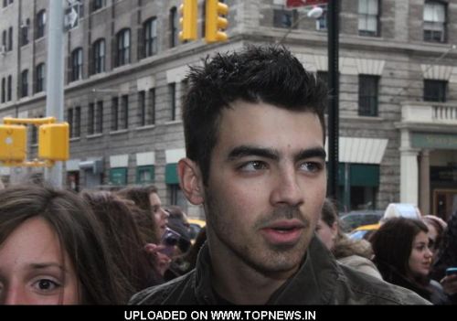 Joe Jonas Greets Fans at the Trump Soho Hotel in New York City Joe Jonas Greets Fans at the Trump Soho Hotel in New York City