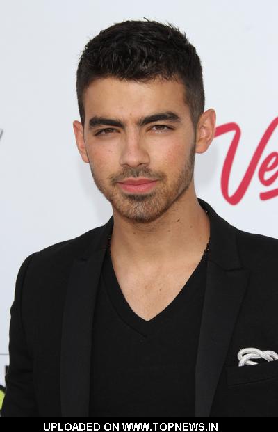 Joe Jonas at 2011 Billboard Music Awards - Arrivals Joe Jonas at 2011 Billboard Music Awards - Arrivals