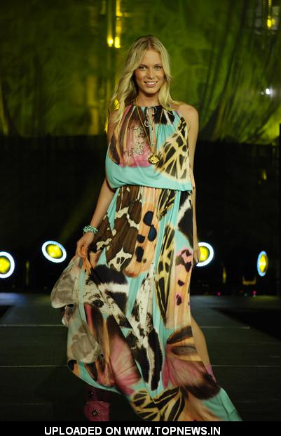 Model at Funkshion - Fashion Week Miami Beach 2011 Fall/Winter Collection - Italian TV Moda - Runway Model at Funkshion - Fashion Week Miami Beach 2011 Fall/Winter Collection - Italian TV Moda - Runway