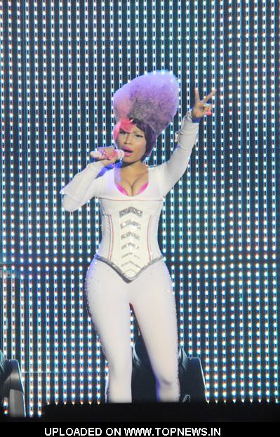 nicki minaj in london concert. Nicki Minaj at Lil Wayne in