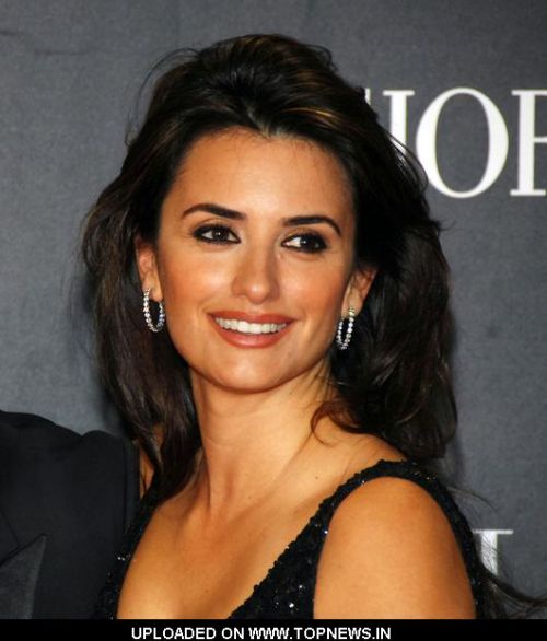 Penelope Cruz at "Los Abrazos Rotos" ("Broken Hugs") Madrid Premiere - Arrivals Penelope Cruz at "Los Abrazos Rotos" ("Broken Hugs") Madrid Premiere - Arrivals