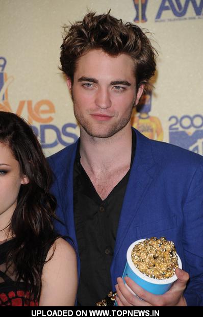 Robert Pattinson at 18th Annual MTV Movie Awards - Press Room Robert Pattinson at 18th Annual MTV Movie Awards - Press Room
