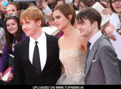 Daniel+radcliffe+and+emma+watson+holding+hands+at+premiere