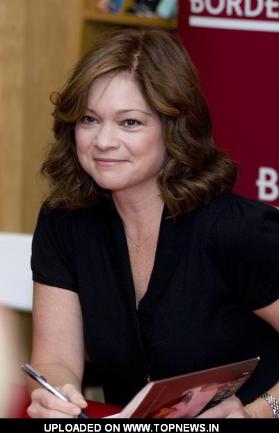 Valarie Bertinelli at Valerie Bertinelli Signs Copies of "Losing It - And Gaining My Life Back One Pound at a Time" - May 31, 2 Valarie Bertinelli at Valerie Bertinelli Signs Copies of "Losing It - And Gaining My Life Back One Pound at a Time" - May 31, 2