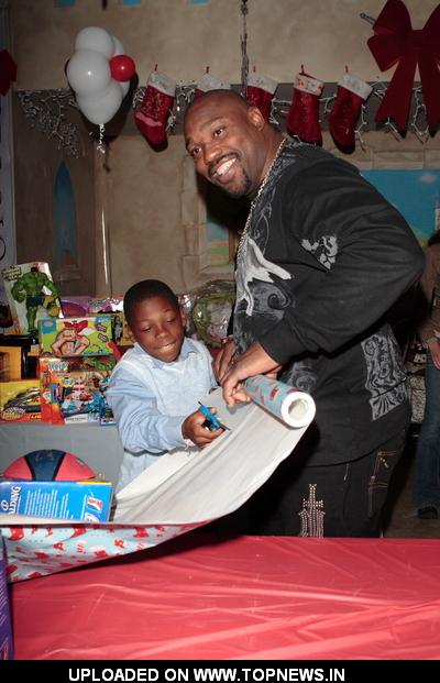 Warren Sapp at Baskin Robbins Presents "Wrapped With a Bow" Warren Sapp at Baskin Robbins Presents "Wrapped With a Bow"