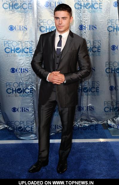 Zac Efron at 2011 People's Choice Awards - Arrivals 2011-01-05 Zac Efron at 2011 People's Choice Awards - Arrivals 2011-01-05