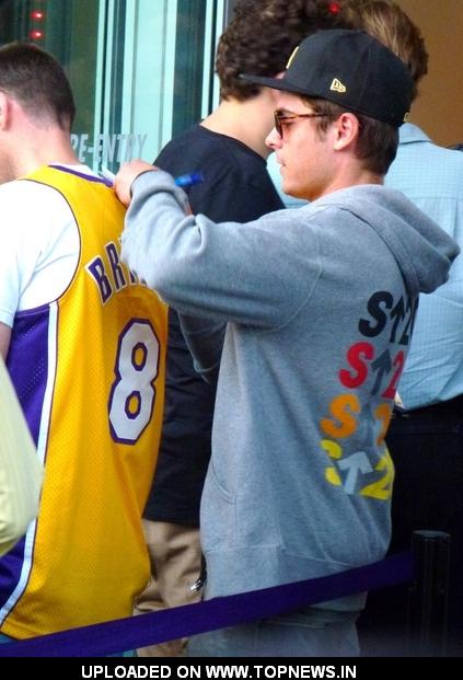 pictures of zac efron in 2011. Zac Efron at 2011 NBA