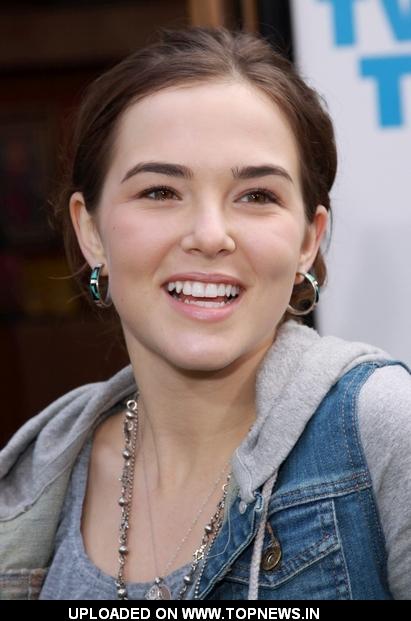 Zoey Deutch - Wallpaper