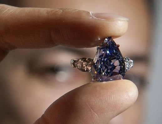 largest-flawless-vivid-blue-diamond