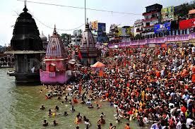 Hermits descend into Ganges for ''royal bath'' during Kumbh Mela 