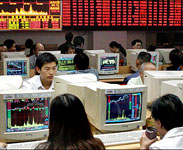 Vietnam's stock market hits low as outlook worsens