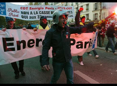 French transport workers strike again to protest pension reform