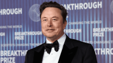 Tesla Stock (TSLA) Price Looks Bullish at 52-week High; John Murphy from BofA Suggests $400 Target Price