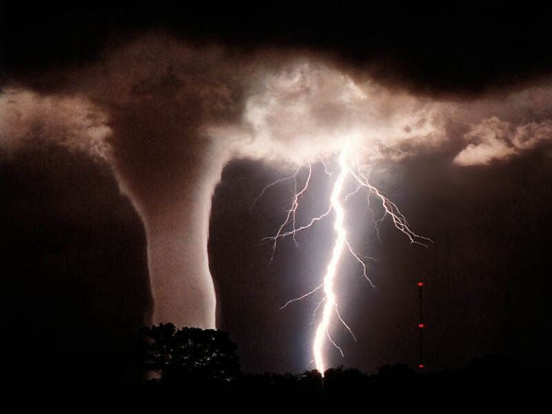 http://www.topnews.in/files/tornado.jpg