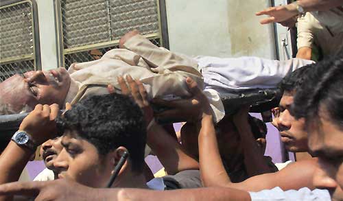  2 killed, 11 injured after water pipeline falls on moving train in Mumbai