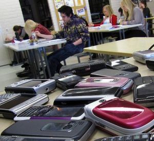 94 pct Israeli school students access social media via mobile during class: Study 