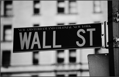Wall Street continues slide amid unemployment, government worries 