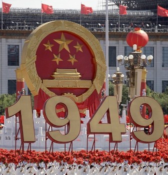 Cannon firing, flag raising marks 60th anniversary celebration of China