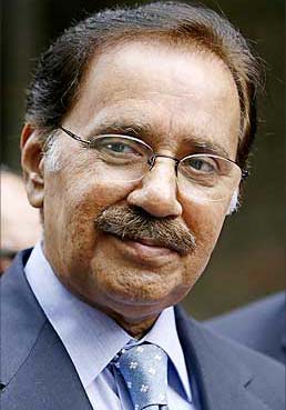 No threat to PPP Govt. if US favours Sharif: Fahim