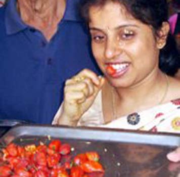 ‘Hottest’ Indian woman eats 51 super-hot chillies in 2 minutes!