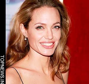 Jolie caught scowling as Hathaway gets Best Actress award