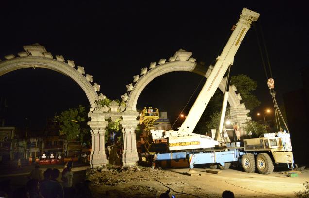 Workers couldn’t remove Anna arches in expected time