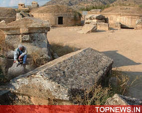 Archaeologists find ancient babies’ beakers in Sicilian necropolis