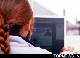 One-third of Brit women keep in touch via texts, net