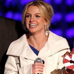 Britney ‘calls in airbrush experts to erase her flabby tummy’