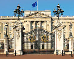 Queen may close crumbling Buckingham Palace