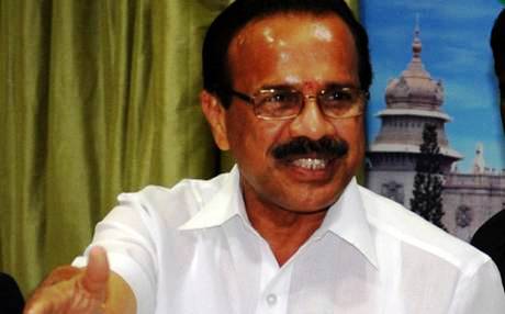 Gowda asks Defence Ministrer not to shift Aero-show out of Bangalore