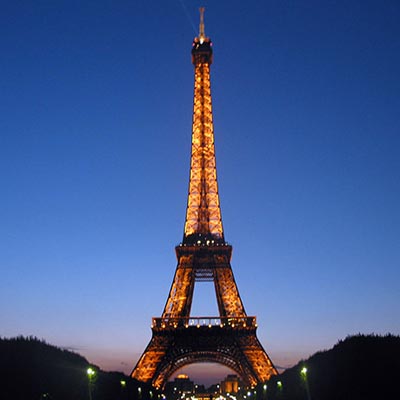 Eiffel Tower gets bomb threat, evacuated