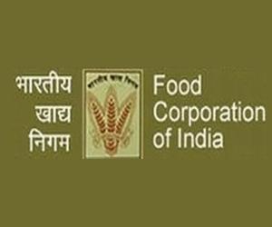 FCI wasted over Rs 370 crore in six years: CAG 