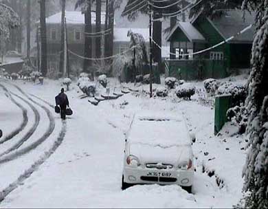 Heavy snowfall disrupts normal life in Himachal